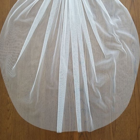 Ivory / White Fingertip tulle wedding veil - Picture 6 of 10